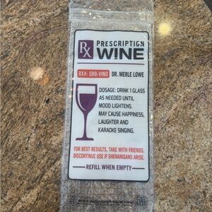 NWOT Wine Gift BAG/Transport Bag with bubble wrap w/handles.Print on both sides